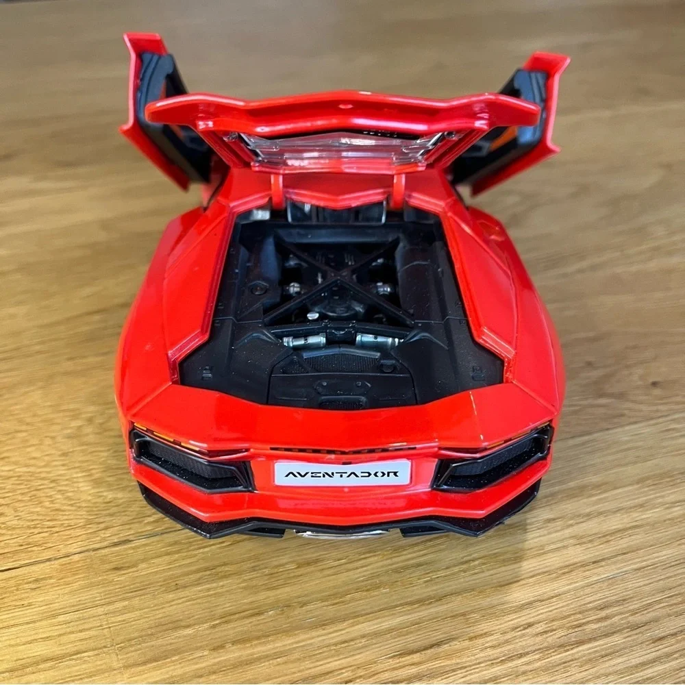 1:18 Burago Lamborghini Aventador LP700-4 Diecast Car